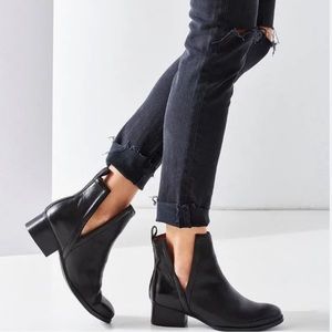 Jeffery Campbell Oriley side cut out Chelsea in black size 8